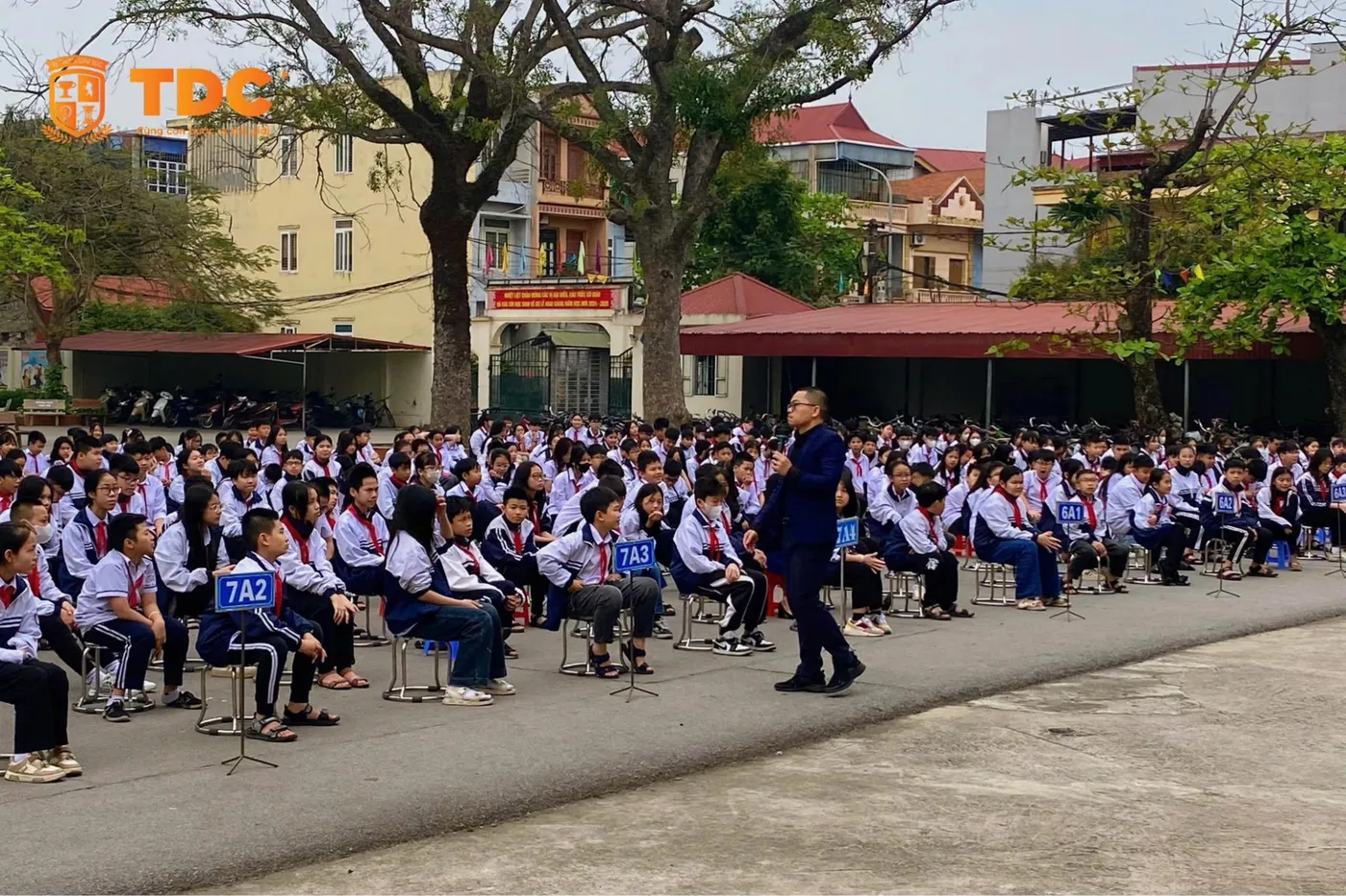 Thầy Thành trao đổi trực tiếp với học sinh trong buổi sinh hoạt ngoài trời