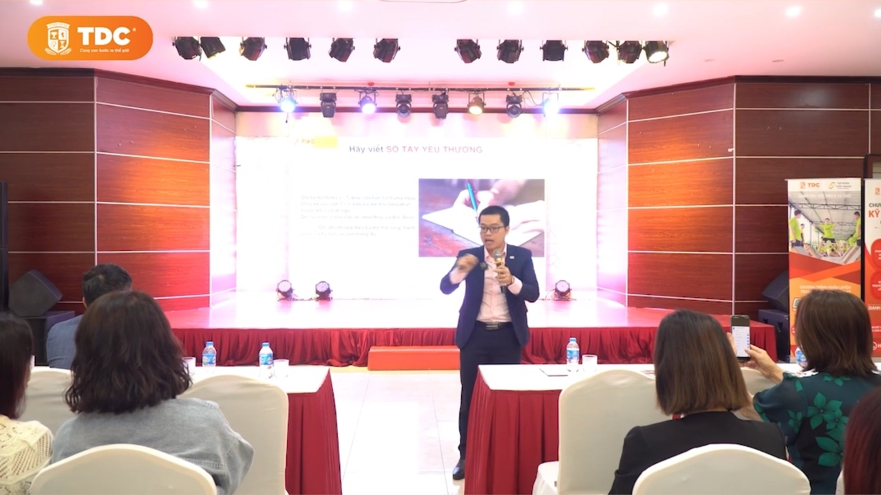 Thầy Lê Văn Thành chia sẻ trong một chương trình của TDC